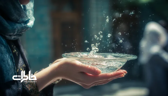 نمای نزدیک از لحظه پاشیدن آب در بدرقه میهمان در کوچه مدرن. مجله خاطرات