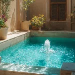 الهام از حوض در گوشه آبی آپارتمان مدرن. مجله خاطرات