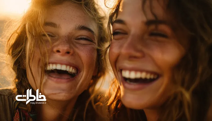 ساختن خاطره با عکاسی در نور طلایی؛ خنده دوستان در لحظه‌ای صمیمی، مجله خاطرات