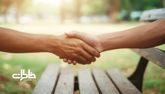 آشتی پس از دلخوری؛ دست‌دادن ساده و شروع خاطره مشترک. مجله خاطرات