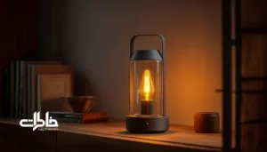 لامپ کهربایی درون فانوس مدرن با نوری گرم و آرام؛ ترکیبی ایمن از نوستالژی چراغ نفتی و فناوری امروزی در فضای خانه ایرانی.