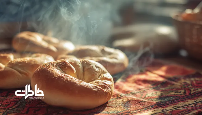 کلوزآپ بخار نان سنگک تازه روی سفره ایرانی در نور خنک صبحگاهی. روان‌شناسی بو