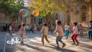بازی وسطی در حیاط مدرسه ایرانی؛ توپ رنگی در هوا، بچه‌ها در حال دویدن و خندیدن، خطوط گچی روی زمین و نور صبحگاهی
