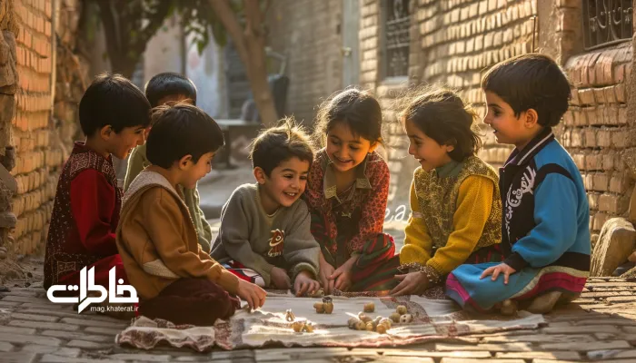 جمعی از کودکان ایرانی در کوچه‌ای آفتابی نشسته‌اند و شادمانه مشغول قاپ‌ بازی هستند؛ بدون توپ یا وسایل دیگر، با لبخند و لباس‌های رنگی. بازی بخت