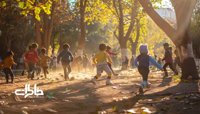 کودکان ایرانی در حال بازی کبدی در حیاط سنتی یا پارک محلی با نور آفتاب و نشاط کودکانه. بازی زو