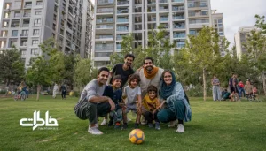 بازی توپ‌جمعی در پارک شهری میان خانواده‌های امروزی ایرانی؛ توپ رنگی در هوا و فضای شاد آخر هفته.پنج‌سنگ؛ هنر دقت با سنگ‌ریزه‌های کوچک