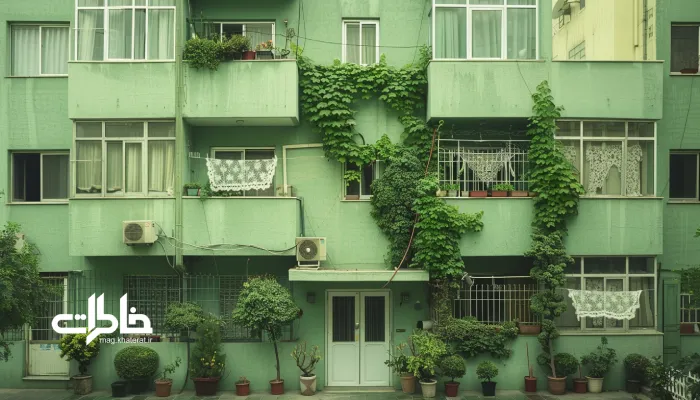 تکآپارتمان مدرن با دیوارهای پوشیده از پیچک سبز و نور روز خنک و شاد.خانه سبز و همسران