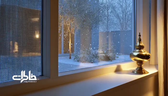 شب‌های زمستان با چراغ نفتی. چراغ نفتی روشن روی طاقچه سفید در خانه‌ای تازه‌ساز و مرتب؛ بیرون از پنجره حیاط پوشیده از برف و درون خانه روشن و گرم، تصویری از تضاد زیبا میان زمستان و گرمای زندگی ایرانی