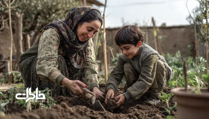 مادر و کودک در حال همزدن خاک باغچه؛ همکاری و گفتوگو.بازیهای کودکی در باغچه