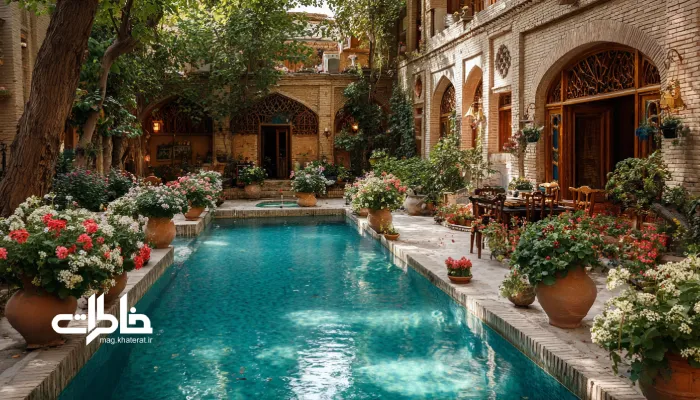 حیاط زیبای ایرانی با حوض فیروزهای، درخت انار و گلدانهای سفالی؛ فضایی آرام، سنتی و پر از زندگی و خاطره.باغچه در شعر