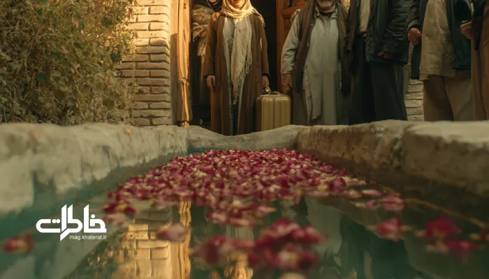 صحنه بدرقه ایرانی در کوچهای آرام؛ پیوند سنت، عشق و امید در لحظه رفتن. کاسه آب