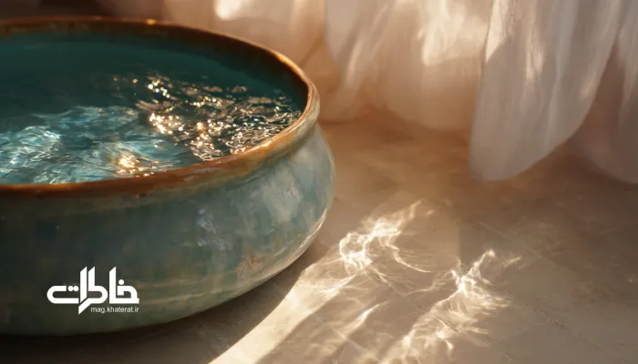 انعکاس نور روی آب در آبنمای خانگی با کاشی فیروزه‌ای و نور ملایم صبحگاهی؛ ریتم‌های آرام‌بخش و شاعرانه در خانه ایرانی. روان‌شناسی آب