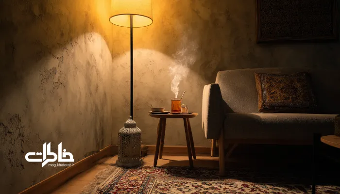 گوشهی نشیمن ایرانی با نور زرد ملایم و فنجان چای روی میز چوبی؛ فضایی آرام، گرم و دلنشین در یک عصر ایرانی.چراغ نفتی
