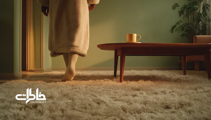 ورود به اتاق نشیمن با جوراب و یک فنجان چای؛ احساس راحتی.روان‌شناسی آیین ورود