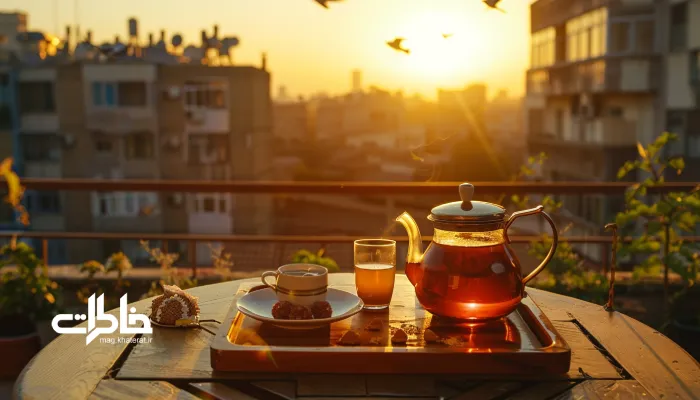 سینی چای ایرانی روی میز بالکن با منظرهٔ غروب آرام و چای عصر جمعه