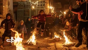 مراسم قاشق‌زنی در چهارشنبه‌سوری با زنان و کودکان در چادرهای رنگی و کاسه و قاشق در دست مقابل خانه‌های آجری ایرانی