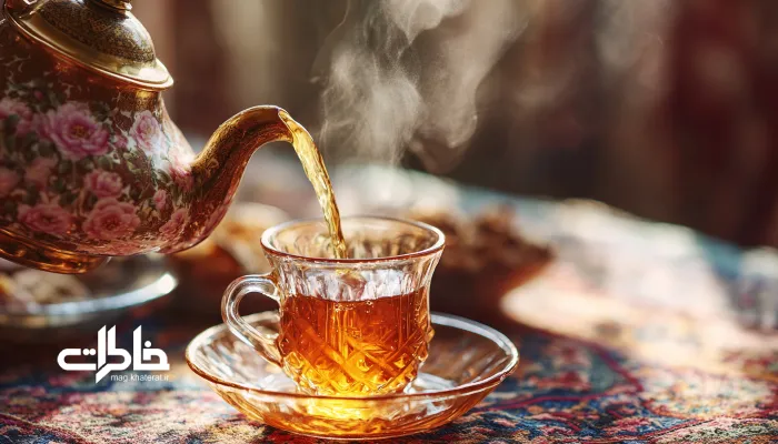 میز صبحانه ایرانی با قوری و فنجانهای گلسرخی، بخار چای در نعلبکیها، چیدمانی مرتب و رنگهایی زنده و آرامشبخش.قوری چینی گلسرخی