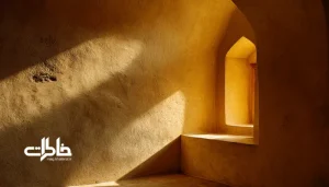 نور زرد ملایم روی دیوار گچی در اتاق ایرانی با سایه‌های نرم و حال‌وهوای آرام؛ نشانی از گرما، سادگی و زیبایی خانه‌های ایرانی. روان‌شناسی نور گرم