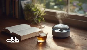 آبنمای رومیزی کوچک در کنار کتاب باز و فنجان چای ایرانی؛ پس‌زمینه‌ای آرام و الهام‌بخش برای تمرکز و مطالعه در خانه ایرانی.روان‌شناسی آب