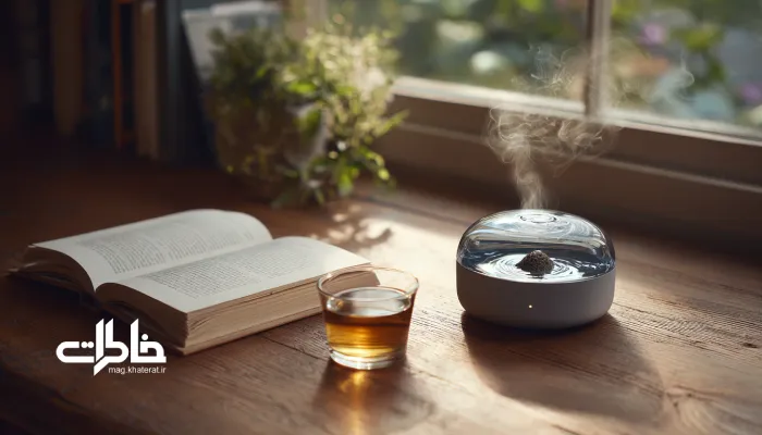 آبنمای رومیزی کوچک در کنار کتاب باز و فنجان چای ایرانی؛ پس‌زمینه‌ای آرام و الهام‌بخش برای تمرکز و مطالعه در خانه ایرانی.روان‌شناسی آب