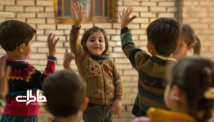 کودکان ایرانی در حیاط مدرسه در حال بازی کلاغ‌پر؛ یکی فریاد می‌زند «کلاغ‌پر!» و دیگران با خنده و واکنش سریع دست‌هایشان را بالا می‌برند