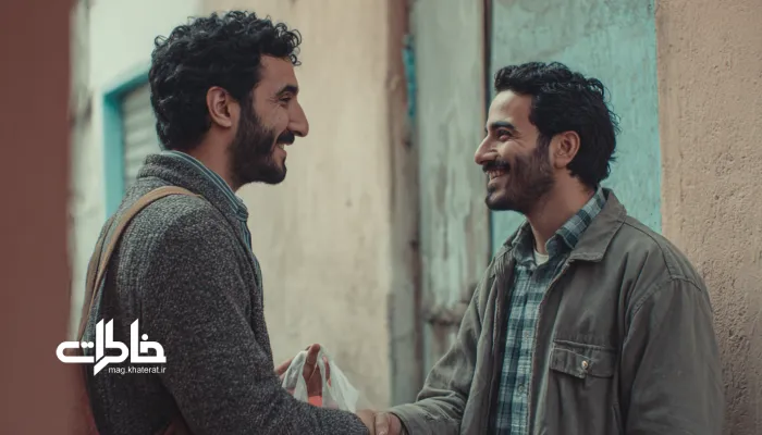 دو مرد ایرانی در کوچه‌ای آرام در حال احوال‌پرسی دوستانه با نور صبحگاهی و فضای تمیز و صمیمی. همسایه‌داری