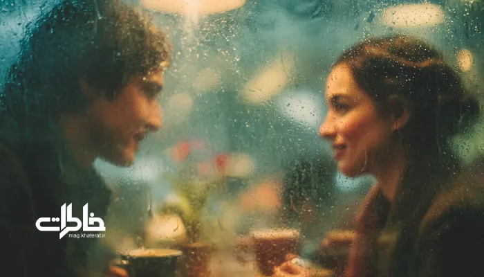 قاب عاشقانه از دو نفر پشت بخار چای در نور عصر بارانی با لبخند آرام. چای دورهمی