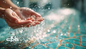 قطره‌های آب روی دست کودک کنار حوض کاشی‌فیروزه‌ای؛ نور ظهر که روی پوست می‌لرزد. شستن دست و صورت