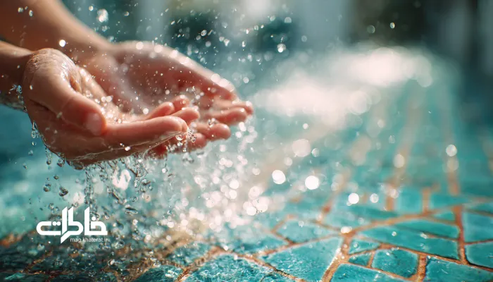 قطره‌های آب روی دست کودک کنار حوض کاشی‌فیروزه‌ای؛ نور ظهر که روی پوست می‌لرزد. شستن دست و صورت