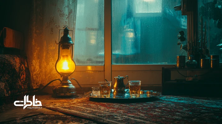 چراغ علاءالدین روشن با نور زرد مهربان در شب زمستان؛ شیشه بخارگرفته، فرش ایرانی و دورهمی خانوادگی؛ نوستالژی کرسی و گرمای زمستان قدیم