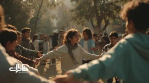 حلقهٔ عمو زنجیرباف در پارک شهری؛ کودکان و بزرگ‌ترها با هم‌خوانی و کف‌زدن، بازی گروهی نوستالژیک ایرانی را اجرا می‌کنند.دست‌های گره‌خورده