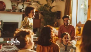 بازی پانتومیم خانوادگی ایرانی به‌صورت واضح؛ یک نفر در حال اجرای اداها و بقیه با خنده و هیجان در حال حدس‌زدن، در نشیمنی مدرن با دکور ایرانی و نور گرم عصرگاهی. پانتومیم سنتی