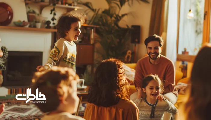 بازی پانتومیم خانوادگی ایرانی به‌صورت واضح؛ یک نفر در حال اجرای اداها و بقیه با خنده و هیجان در حال حدس‌زدن، در نشیمنی مدرن با دکور ایرانی و نور گرم عصرگاهی. پانتومیم سنتی