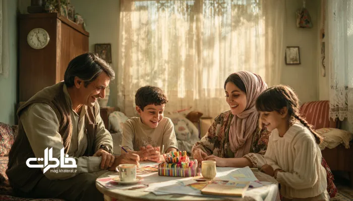 خانواده‌ای ایرانی در حال بازی اسم و فامیل دور میز کوچک، با برگه‌های خط‌دار و چای روی میز در نور گرم روز