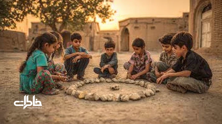 کودکان ایرانی در حال بازی فنگ با دایره‌ای از سنگ‌ها و سکه در مرکز؛ بازی سنتی تمرکزی با سنگ و سکه در فضای حیاط