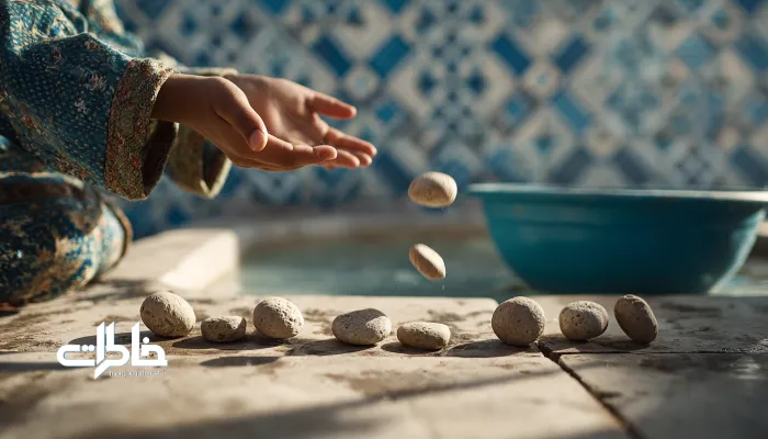 بازی پنج‌سنگ در خانهٔ امروزی با لباس‌های رنگی و نور طبیعی؛ ترکیبی از سنت و زندگی مدرن ایرانی