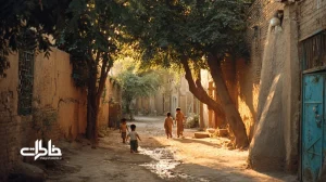 بازی قایم‌موشک در کوچه‌های ایرانی؛ کودکان در کنار دیوار کاه‌گلی و درخت توت در حال پنهان شدن و پیدا کردن