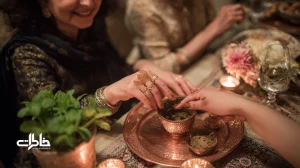 صحنهٔ حنابندان ایرانی در آپارتمان: سینی مسی با آینه و نقل، کاسهٔ حنا و دستان زنانه با نقش حنا؛ فضای گرم و نوستالژیک برای آیین عروسی