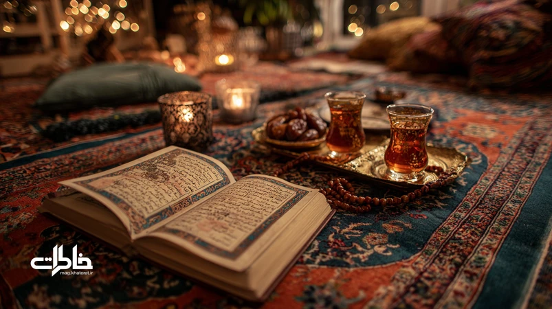 تصویر ختم قرآن خانگی با جمع خانوادگی، نور گرم غروب، قرآن باز، تسبیح، چای و خرما؛ فضایی نوستالژیک و آرام با صداهای آهسته و معناهای عمیق
