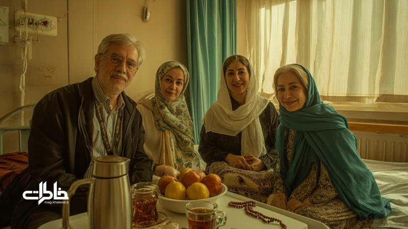 صحنهای نوستالژیک از عیادت و دعای جمعی در بیمارستان ایرانی با ترموس چای، تسبیح و نور گرم؛ نمادی از مراقبت بیتعارف و خاطرات شفابخش.