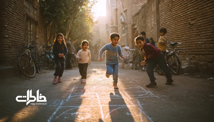 بازی لی‌لی روی آسفالت کوچه با خطوط گچ؛ تمرین تعادل و تمرکز کودک در بازی‌های خیابانی ایران