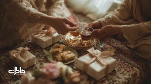 صحنه پاتختی ایرانی در صبح پس از عروسی با چای هل، شیرینی سنتی و هدایا روی میز کوچک؛ فضایی صمیمی برای خاطره‌سازی و پاتختی عروسی.