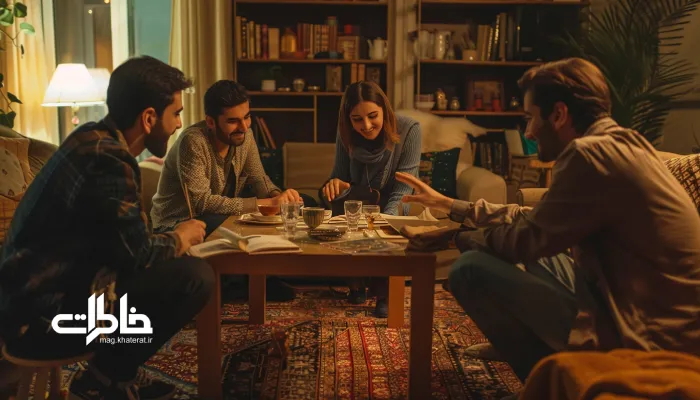 جمعی از خانواده و دوستان ایرانی در نشیمنی گرم و سنتی در حال مشاعره، با کتاب‌های حافظ و چای روی میز، چهره‌های خندان و نور ملایم شبانه.مشاعره؛ جدال شیرین حافظه و شعرخوانی