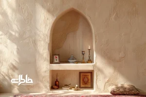 طاقچه ایرانی با طاقچه گچی، قاب عکس قدیمی، آینه و شمعدان و قرآن در نور ملایم؛ دکور نوستالژیک در آپارتمان مدرن