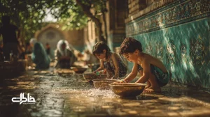 تصویر آیینی تیرگان در حیاط ایرانی با آب‌بازی کم‌مصرف، کودکان با دستبند «تیر و باد»، کاسه‌های مسی و حس نوستالژی و خاطرات جمعی