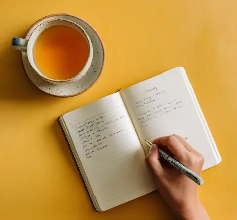 «لحظه نوشتن خاطرات در دفتر با فنجان چای گرم؛ سبک روایت‌گری آرام و احساسی مجله خاطرات در تحریریه صدای خاطرات»