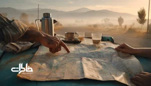 نقشهٔ کاغذی جاده‌ها روی کاپوت یک ماشین قدیمی، دست پدر روی مسیر نقشه و دست بچه‌ها روی گوشه‌ها، در صبح خنک سفر .مجله خاطراتجاده‌ای قدیمی ایرانی.