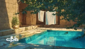 حیاط سنتی ایرانی با حوض آبی و لباس‌های سفید آویخته بر شاخه درخت، در آفتاب عصرگاهی؛ تصویری نوستالژیک برای مجله خاطرات
