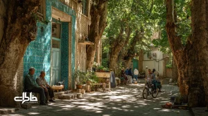 چنارهای کهن محله با سایه‌سار تابستان، نیمکت ساده و چای عصرانه در کنار انعکاس آب حوض؛ بازتاب صمیمیت محله و مفهوم چراغ محله