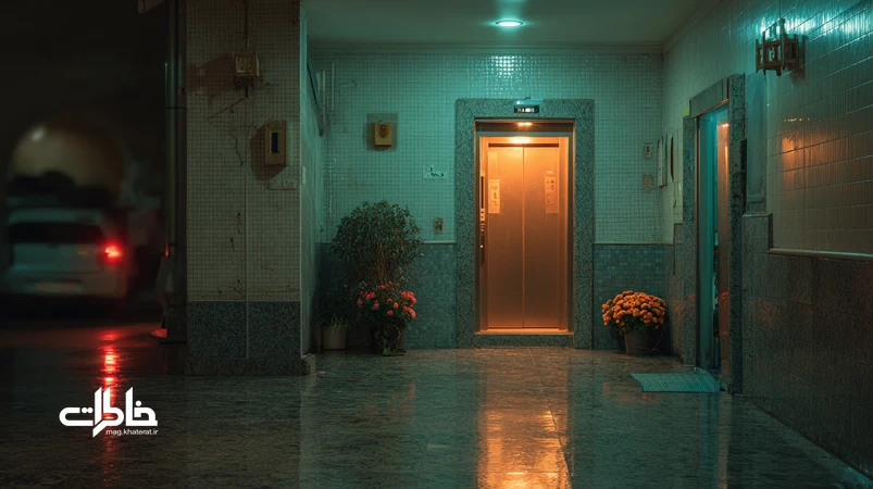 غروب در راهروی یک مجتمع مسکونی ایرانی با آسانسور، زنگ درها و بالکن‌های پرگلدان؛ روایتی بصری از فرهنگ آپارتمان‌نشینی و حافظه‌ی شهری. مجله خاطرات